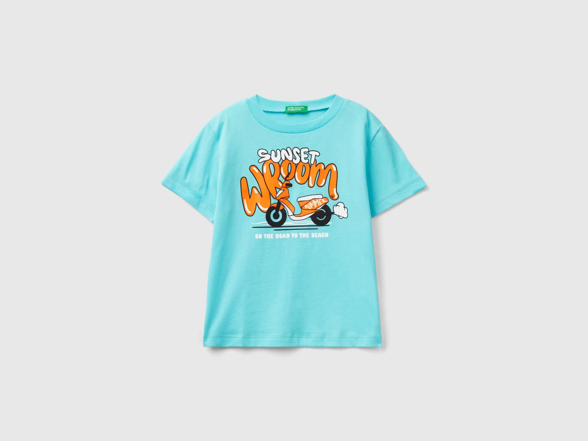 Camiseta con estampado y detalles flúor