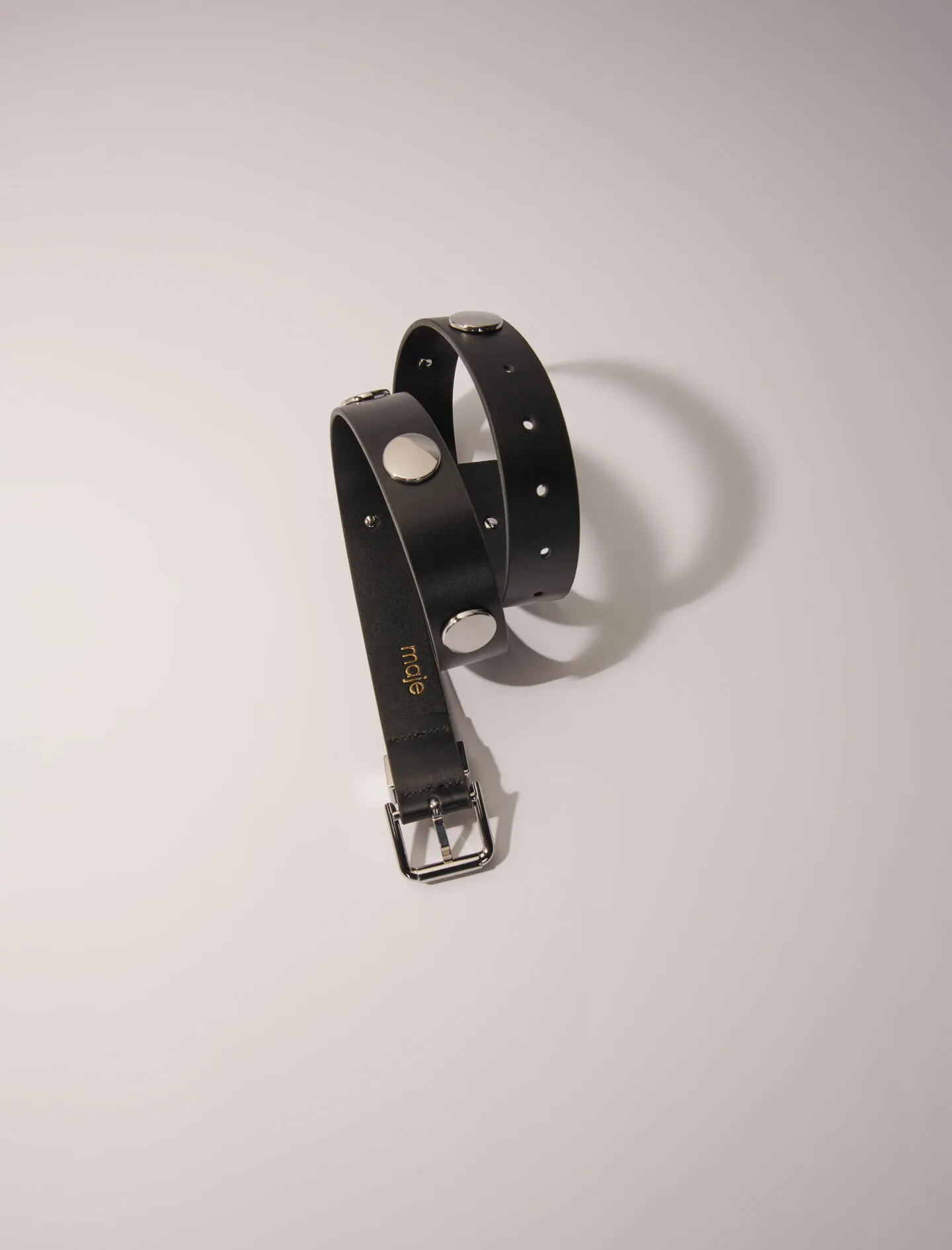 Cinturón de cuero con tachuelas