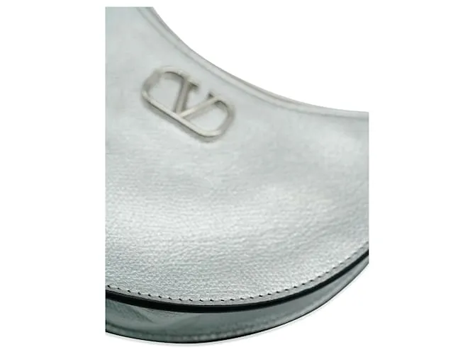 Mini Hobo Vlogo en piel de ternera texturizada plateada de Valentino 