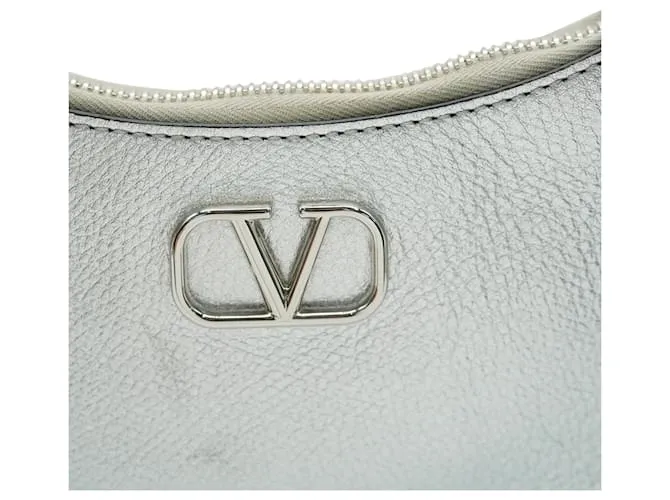 Mini Hobo Vlogo en piel de ternera texturizada plateada de Valentino 