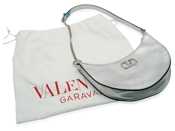 Mini Hobo Vlogo en piel de ternera texturizada plateada de Valentino 