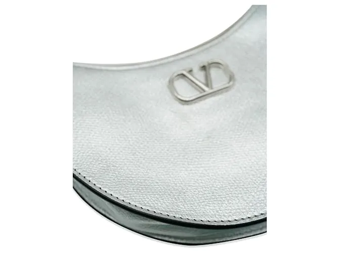 Mini Hobo Vlogo en piel de ternera texturizada plateada de Valentino 