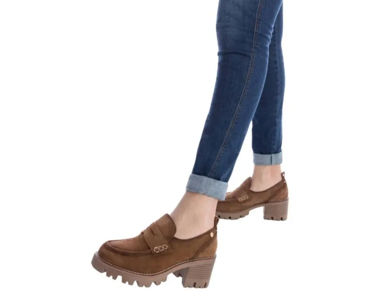 MOCASÍN CON TACÓN EN PIEL SERRAJE CARMELA COLOR CAMEL 161109