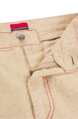 Pantalones HUGO x Les Benjamins relaxed fit de lona de algodón estampada