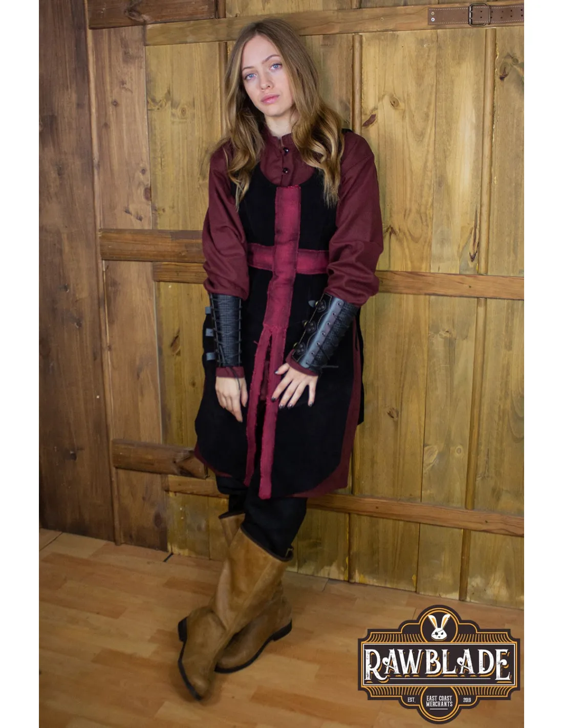 TABARDO MEDIEVAL DE LOS CRUZADOS PARA MUJER  NEGRO Y ROJO