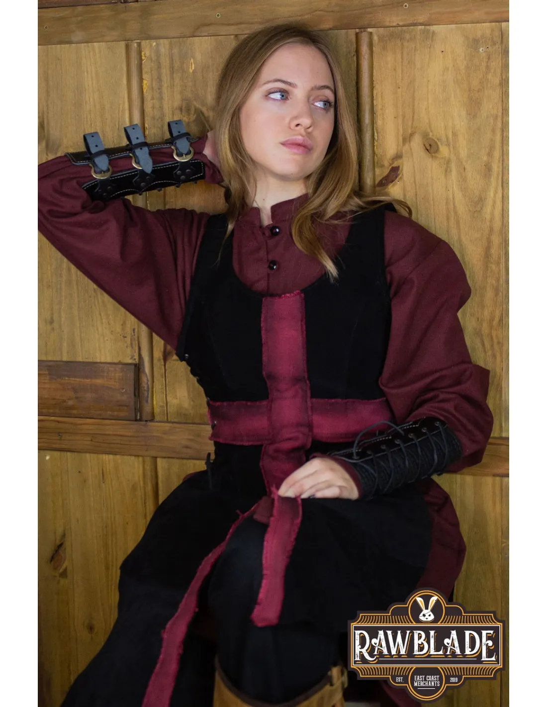 TABARDO MEDIEVAL DE LOS CRUZADOS PARA MUJER  NEGRO Y ROJO