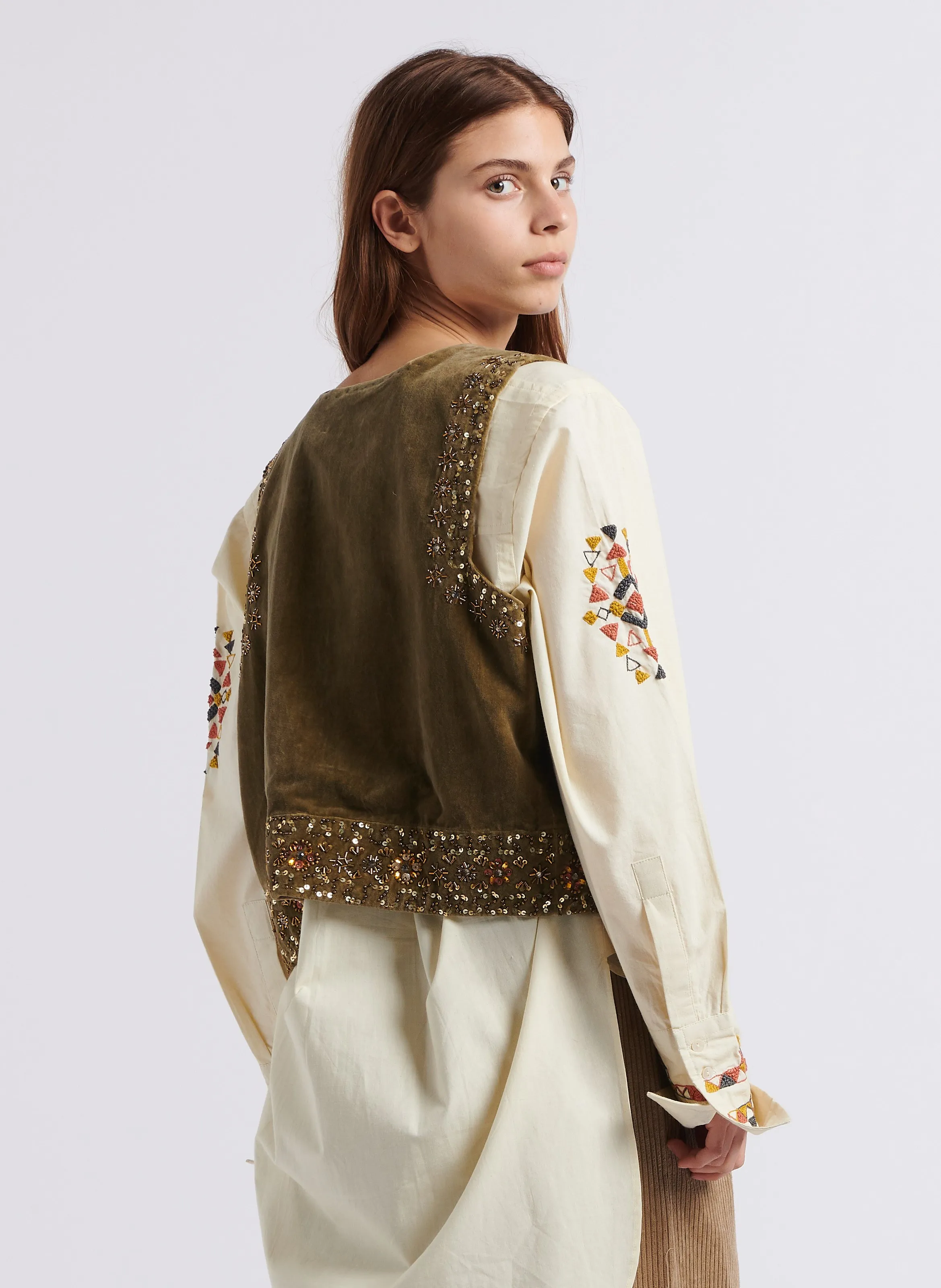 V DE VINSTER PROUD  BOLERO BORDADO CON PERLAS DE TERCIOPELO EN CAQUI