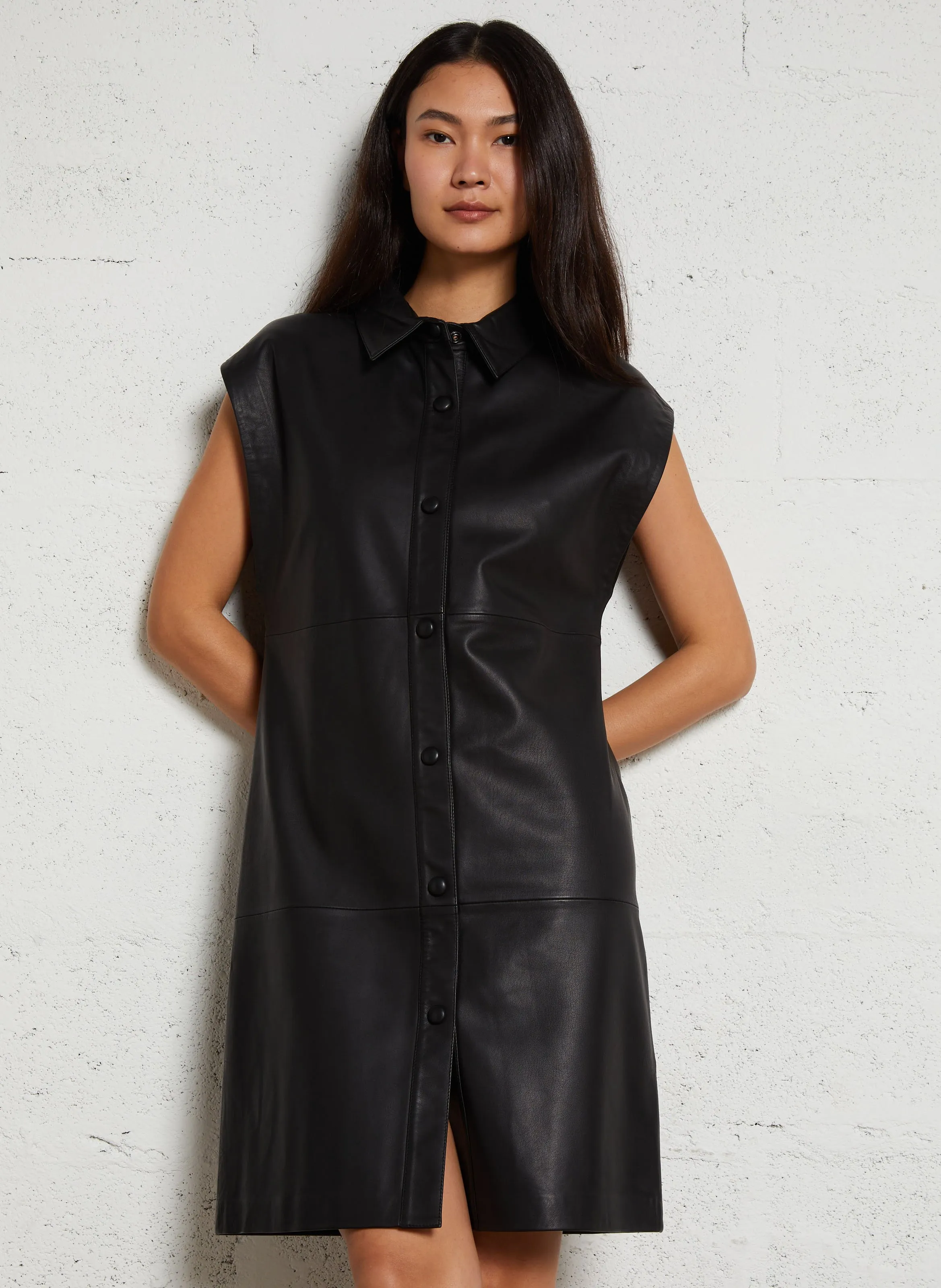 Vestido midi sin mangas de cuero en negro