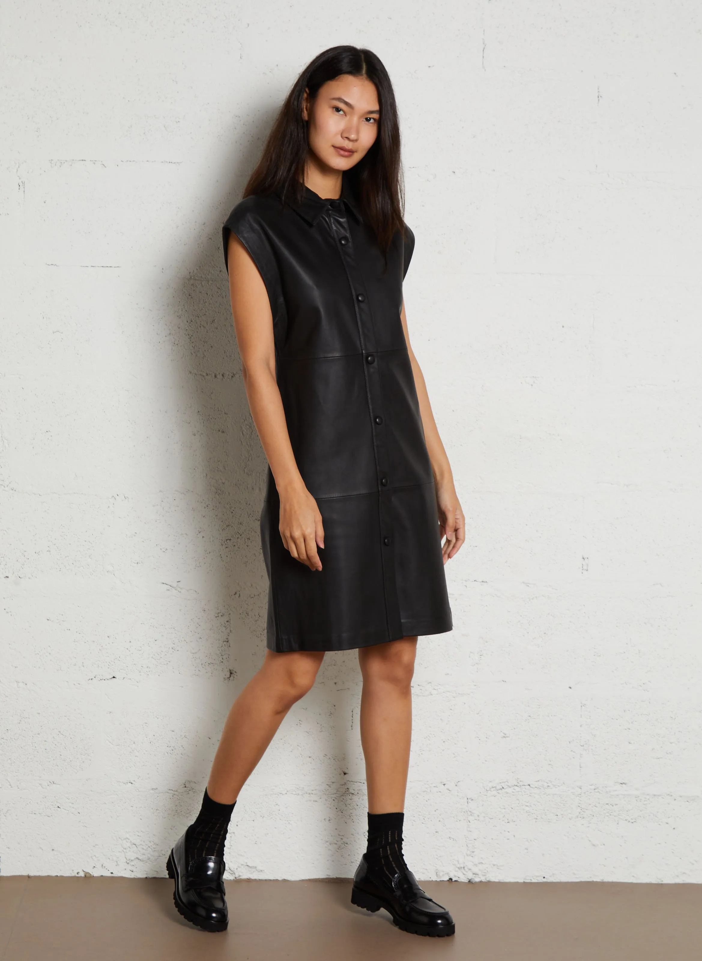 Vestido midi sin mangas de cuero en negro