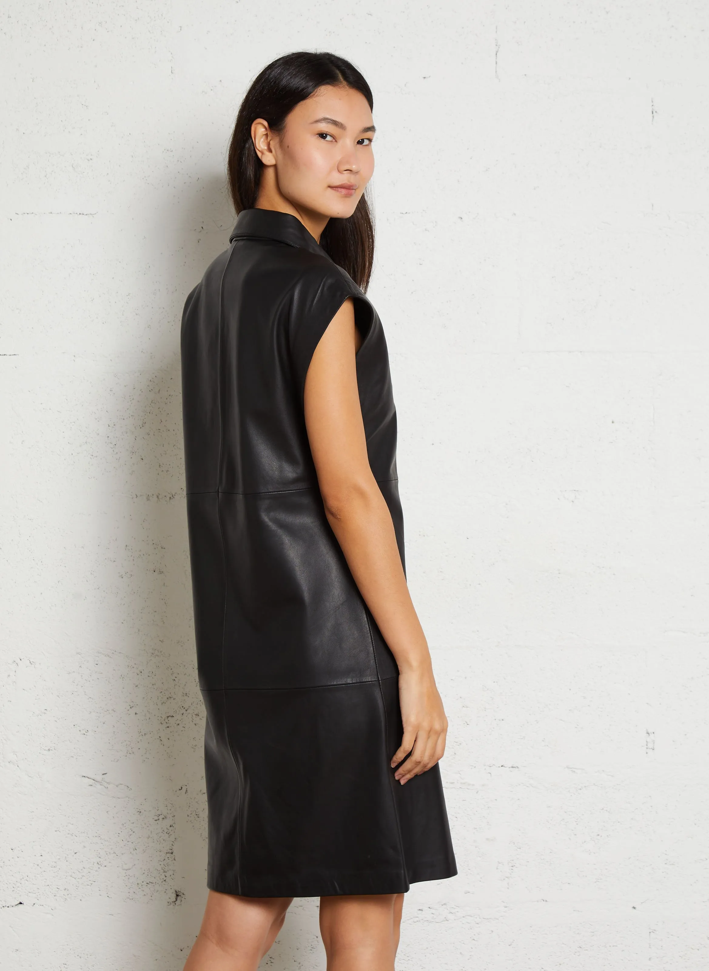 Vestido midi sin mangas de cuero en negro