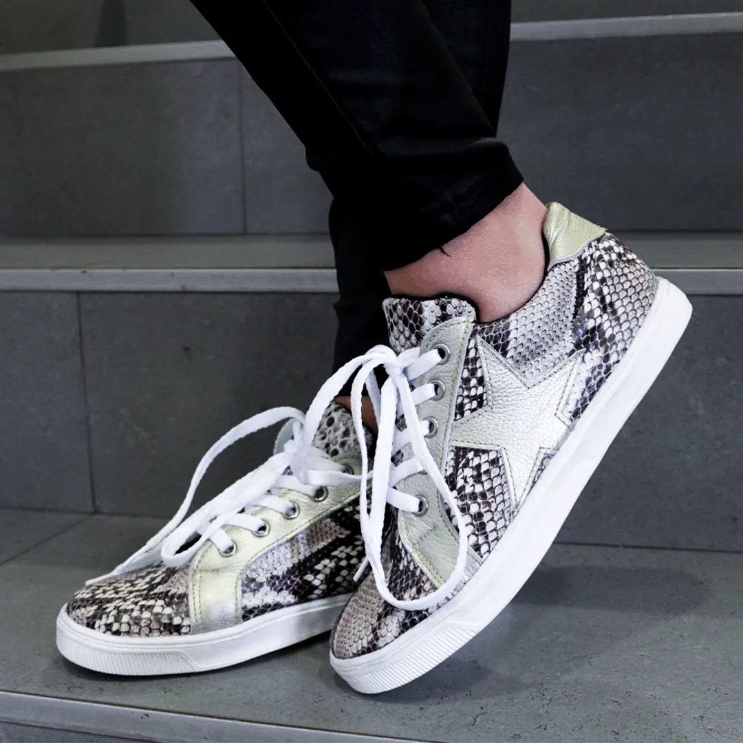 Zapatilla Cuero Piton Textura Estrella Dorada
